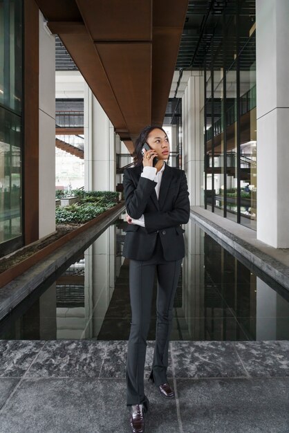 Femme d'affaires appelant avec son smartphone