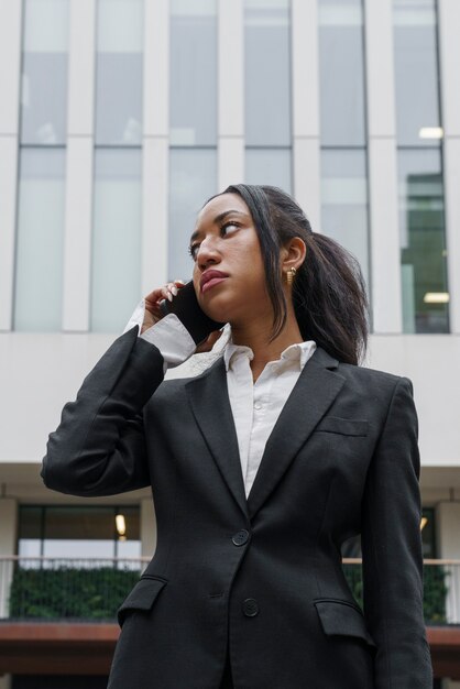 Femme d'affaires appelant avec son smartphone