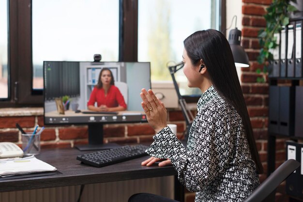 Femme d'affaires asiatique agitant lors d'une conférence numérique par appel vidéo webcam avec le directeur général parlant de problème financier d'entreprise. Comptable asiatique informant le supérieur de l'échec du démarrage.