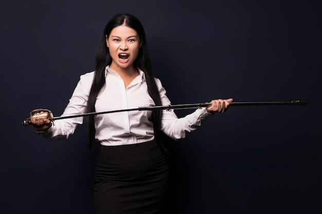 Photo gratuite femme d'affaires asiatique avec épée montrant puissance et confiance. femme au concept d'entreprise.