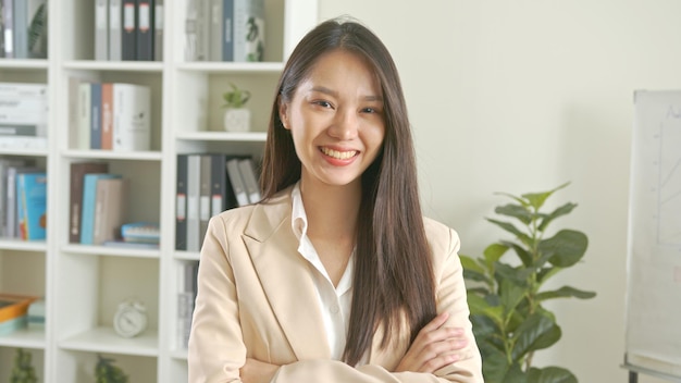 Femme d'affaires asiatique réussie dans les affaires professionnelles de fond de bureau et confiance