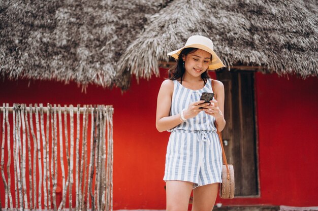 Femme D'affaires Asiatiques En Vacances Parler Au Téléphone