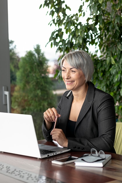 Photo gratuite femme d'affaires assis sur le côté