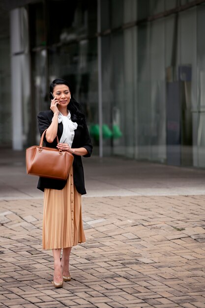 Femme d'affaires attendant à l'extérieur son taxi
