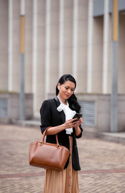 Femme d'affaires attendant à l'extérieur son taxi