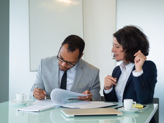 Femme d'affaires en attente de signature de son partenaire