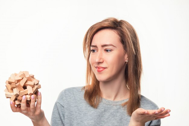 Femme d'affaires attrayant à la recherche de puzzle en bois