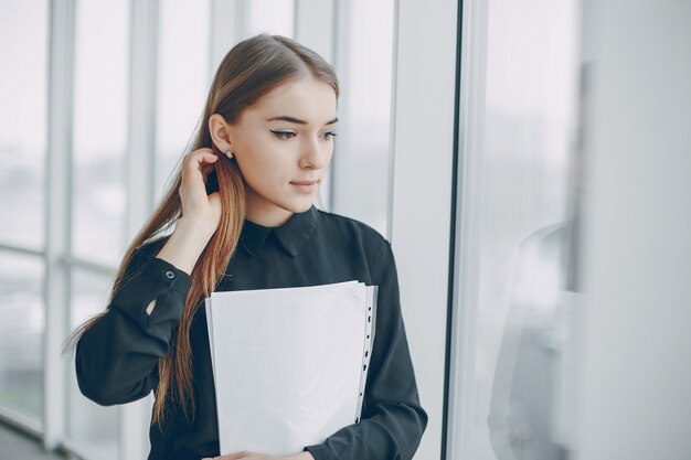 Femme d&#39;affaires au bureau