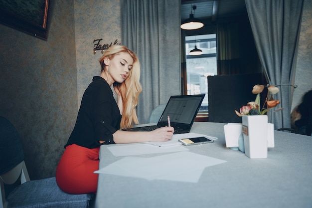 Femme d&#39;affaires au café