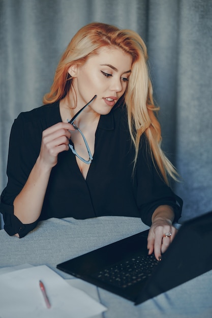 Femme d&#39;affaires au café