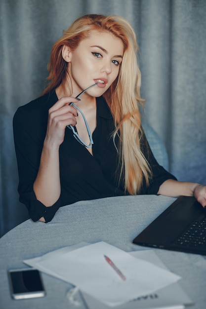 Femme d&#39;affaires au café