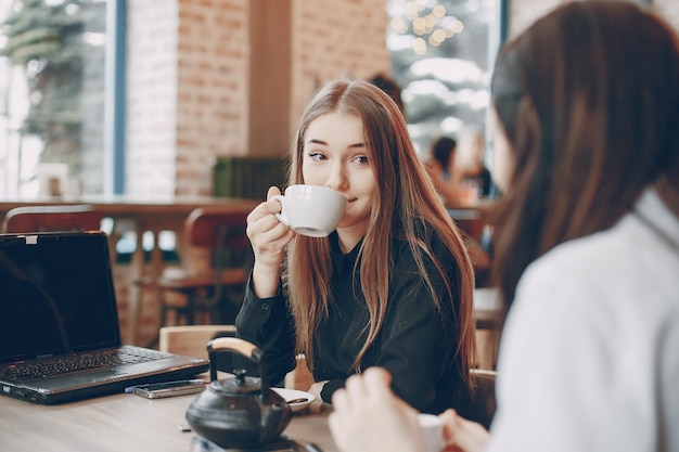 Femme d&#39;affaires au café