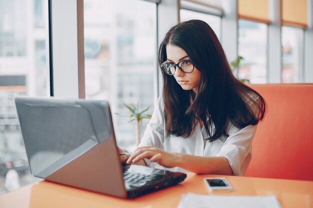 Femme d&#39;affaires au café