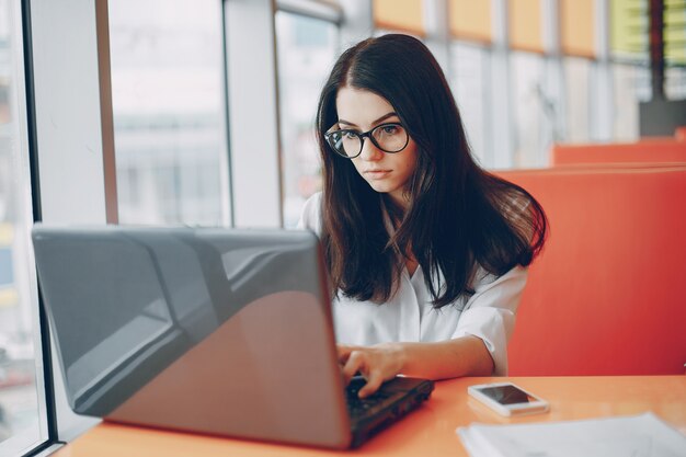 Femme d&#39;affaires au café