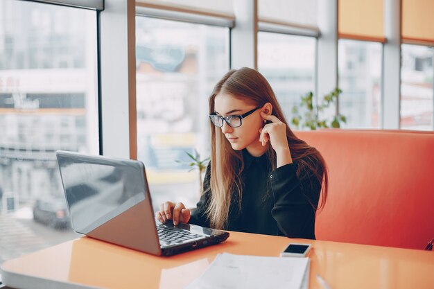 Femme d&#39;affaires au café