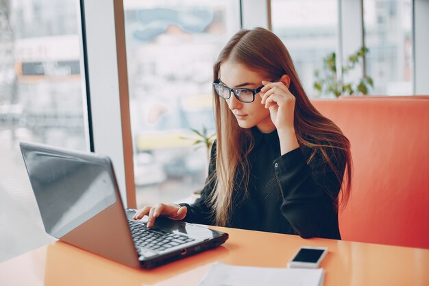 Femme d&#39;affaires au café