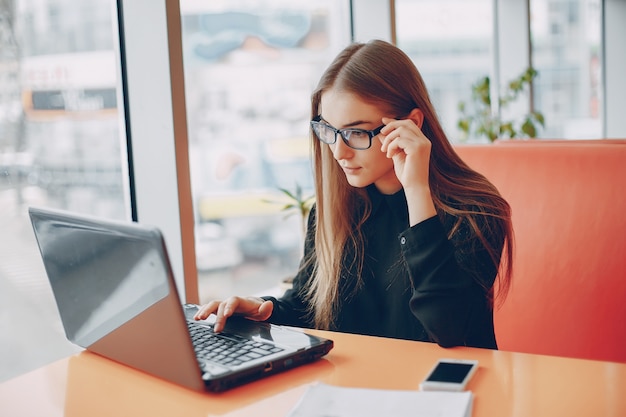 Femme d&#39;affaires au café