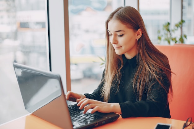 Femme d&#39;affaires au café