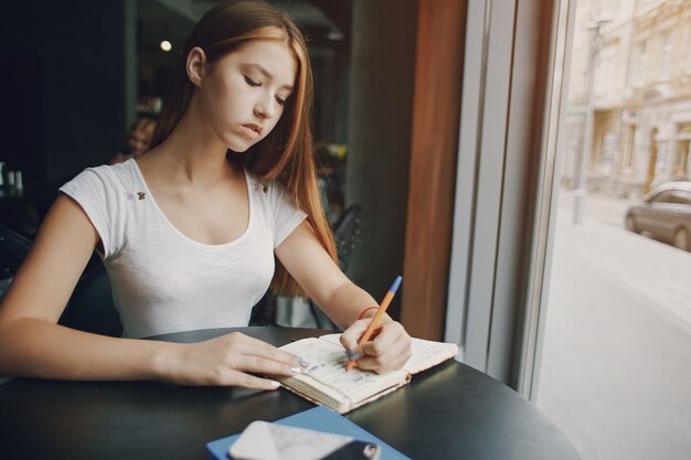 femme d&#39;affaires au restaurant