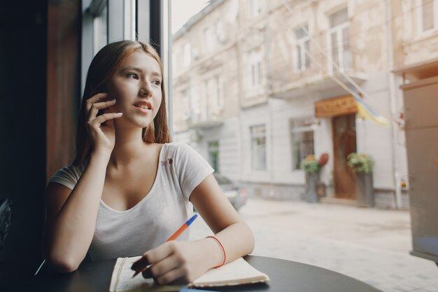 femme d&#39;affaires au restaurant