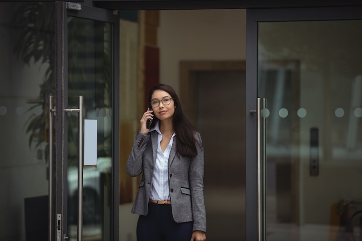 Photo gratuit une femme d'affaires au téléphone portable.