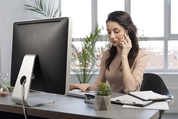 Femme affaires, au travail