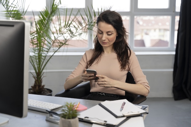 Femme affaires, au travail