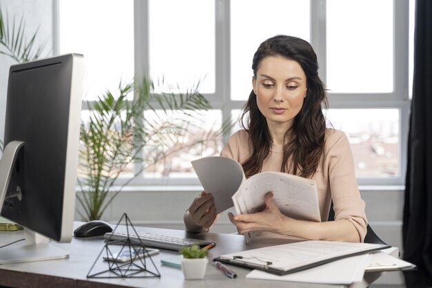 Femme affaires, au travail