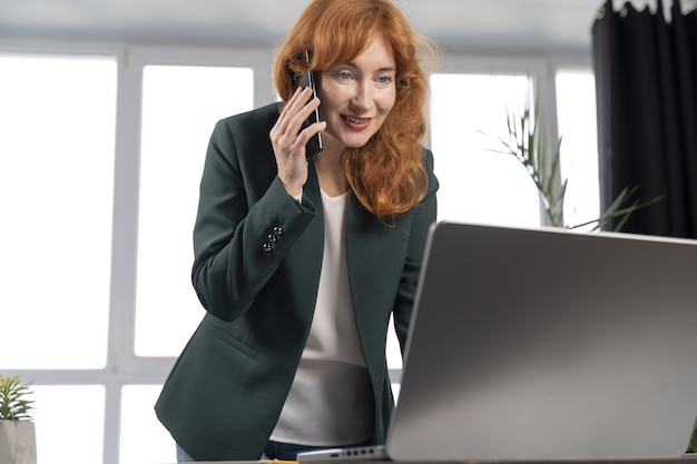 Femme affaires, au travail