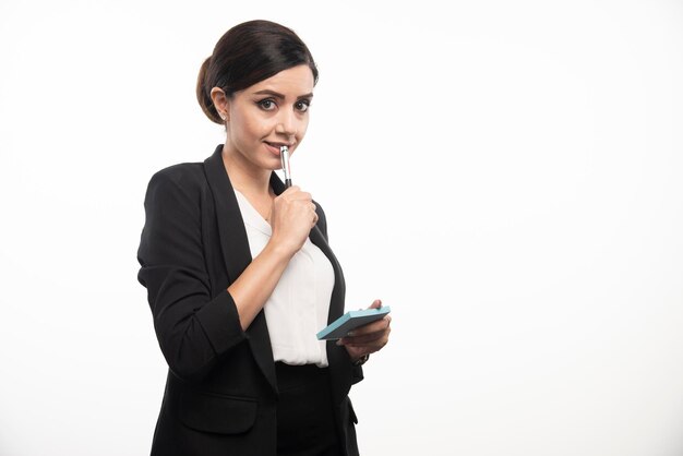 Femme d'affaires avec des autocollants et un crayon sur fond blanc. photo de haute qualité