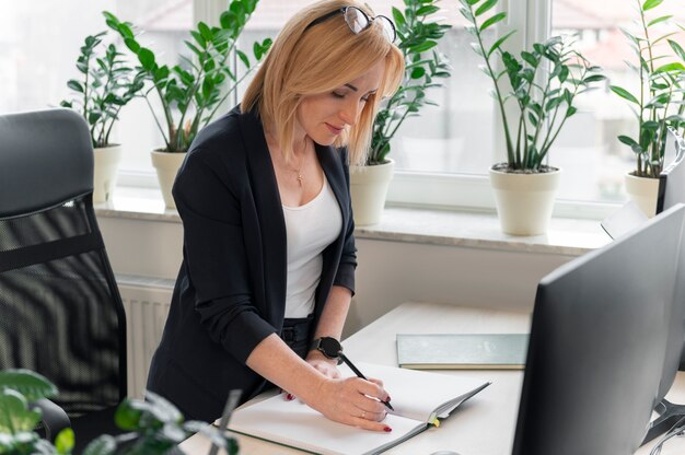 Femme d'affaires autonome au bureau