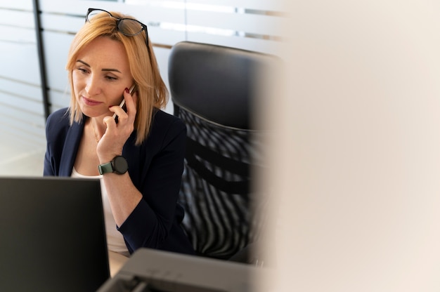 Photo gratuite femme d'affaires autonome au bureau