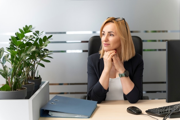 Femme d'affaires autonome au bureau