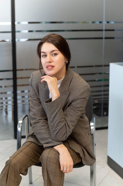 Femme d'affaires autonome au bureau