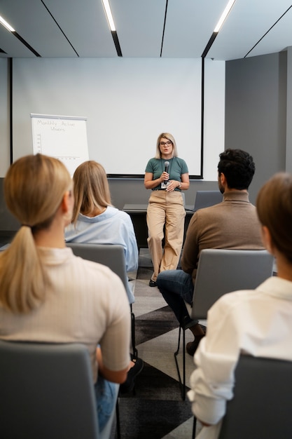 Photo gratuite femme d'affaires autonome travaillant dans la ville