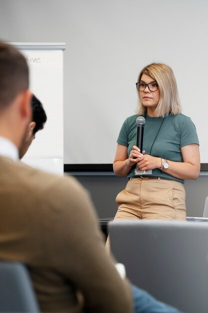 Femme d'affaires autonome travaillant dans la ville