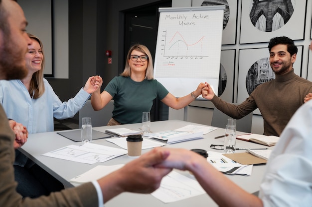 Femme d'affaires autonome travaillant dans la ville