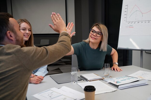 Femme d'affaires autonome travaillant dans la ville