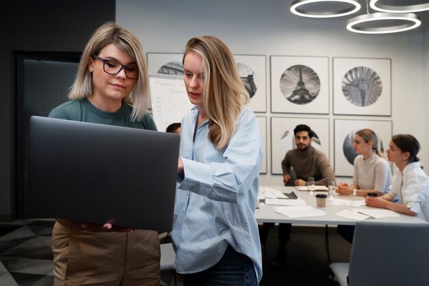 Femme d'affaires autonome travaillant dans la ville