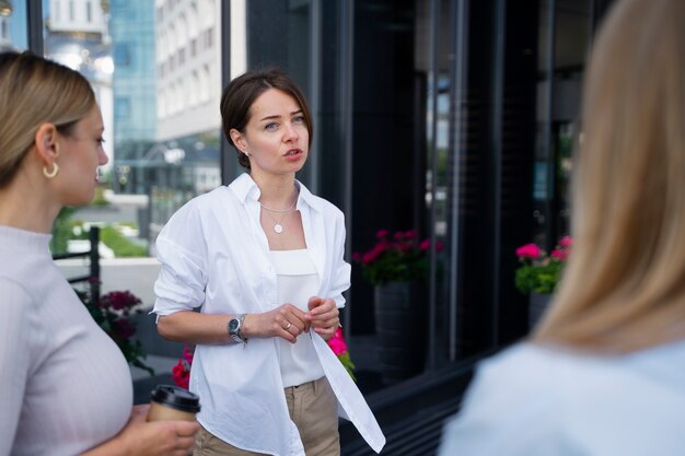 Femme d'affaires autonome travaillant dans la ville