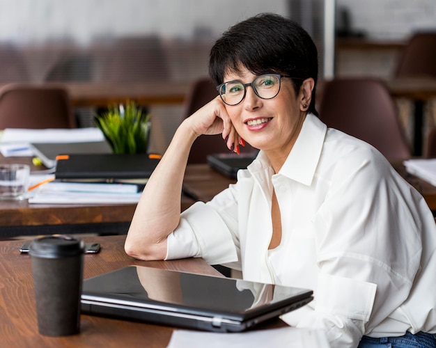 Femme d'affaires aux cheveux courts portant des lunettes de lecture