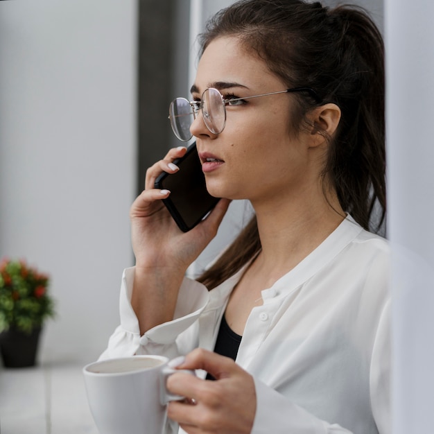 Femme d'affaires ayant un appel à la maison