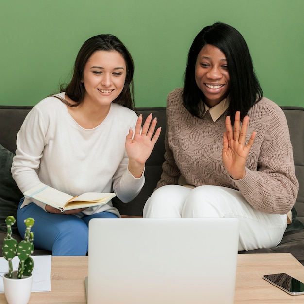 Femme d'affaires ayant un appel vidéo