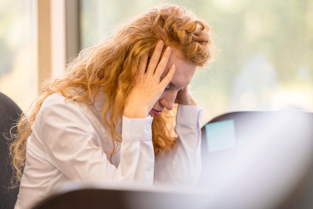 Femme d'affaires ayant des problèmes au travail