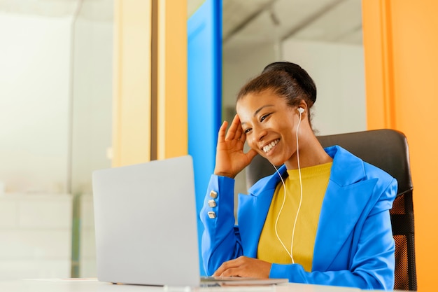 Femme d'affaires ayant une réunion en ligne