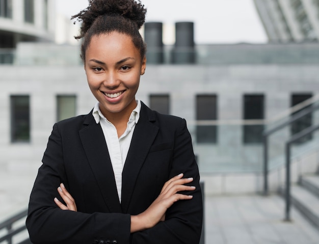 Femme d'affaires belle souriante