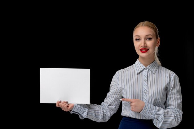 Femme d'affaires blonde jolie fille tenant une feuille de papier et souriant avec du rouge à lèvres en tenue de bureau