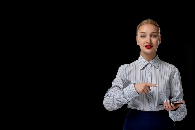 Femme d'affaires blonde jolie fille tenant un téléphone avec du rouge à lèvres en costume de bureau