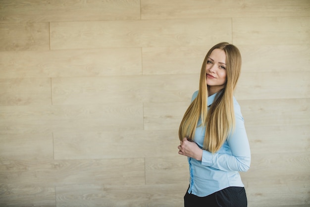 Femme d&#39;affaires blonde à la recherche