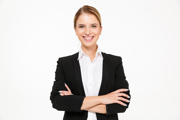 Photo gratuite femme d'affaires blonde souriante posant avec les bras croisés